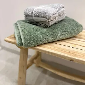 https://une-parenthse-arlsienne.fr-provencehotel.com